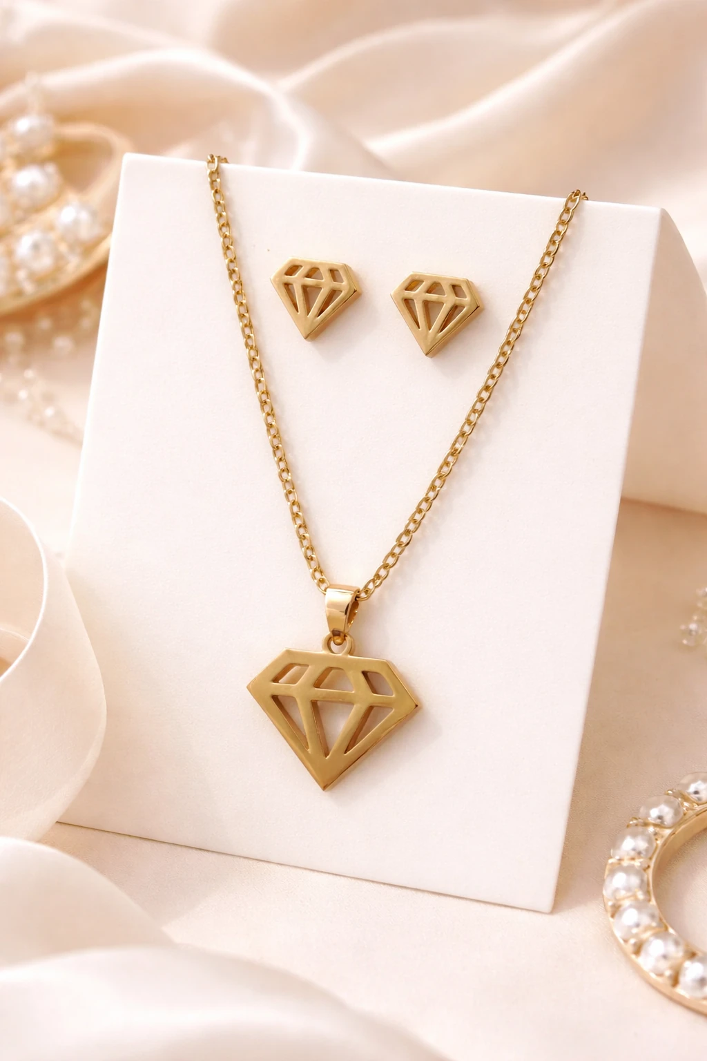 Golden Diamond Cut Pendant & Stud Earrings Set